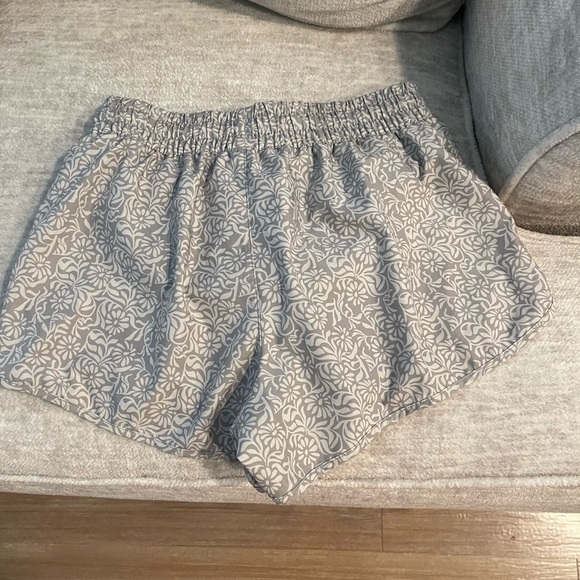 Vuori Clementine Shorts Gray Floral shorts - Picture 4 of 7